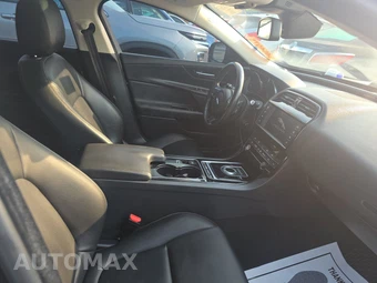 2017 Jaguar XE Premium – miniatura 8
