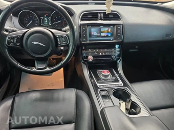 2017 Jaguar XE Premium – miniatura 12