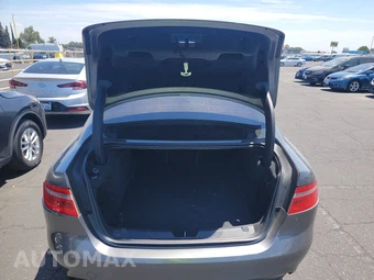 2017 Jaguar XE Prestige – miniatura 16