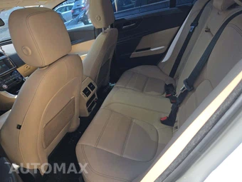 2017 Jaguar XE Prestige – miniatura 12