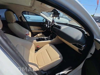 2017 Jaguar XE Prestige – miniatura 17