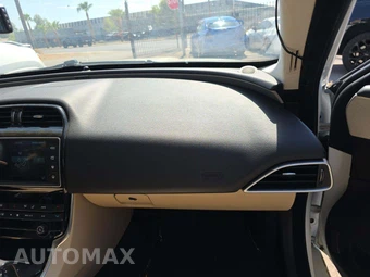 2017 Jaguar XE Prestige – miniatura 18