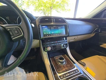 2017 Jaguar XE Prestige – miniatura 10
