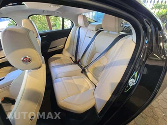 2017 Jaguar XE Prestige – miniatura 13
