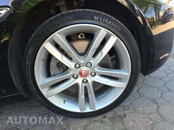 2017 Jaguar XE Prestige – miniatura 24
