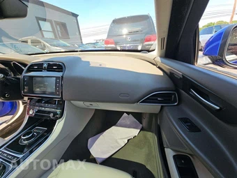 2017 Jaguar XE Prestige - miniatura 19