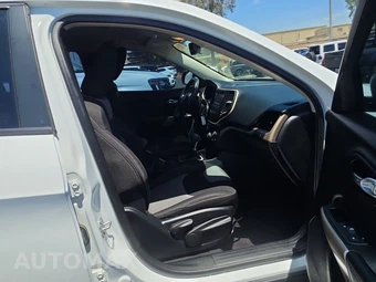 2017 Jeep Cherokee Sport - miniatura 8