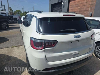 2017 Jeep Compass Latitude – miniatura 2