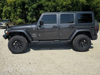 2017 Jeep Wrangler Unlimited Sahara - miniatura 2