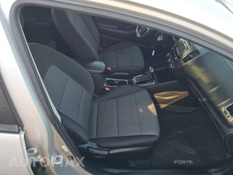 2017 Kia Forte LX Sedan – miniatura 8