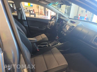 2017 Kia Forte S Sedan – miniatura 8