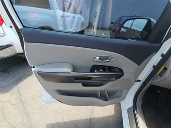 2017 Kia Sedona L 120.5" WB – miniatura 9