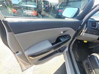 2017 Kia Sedona LX 120.5" WB – miniatura 9