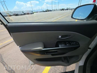 2017 Kia Sedona LX 120.5" WB – miniatura 9