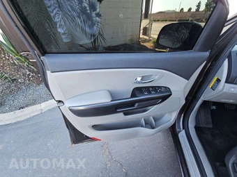 2017 Kia Sedona LX 120.5" WB – miniatura 9