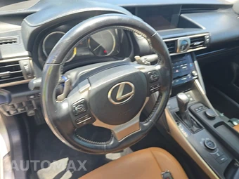 2017 Lexus IS 200t – miniatura 10