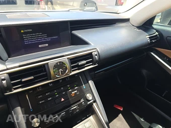 2017 Lexus IS 200t – miniatura 11