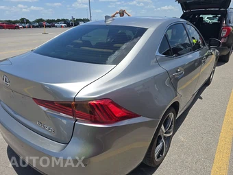 2017 Lexus IS 200t – miniatura 4