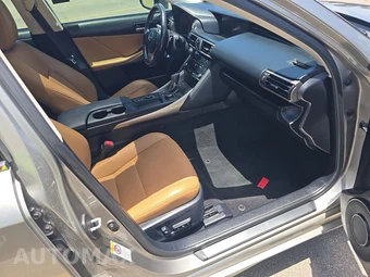 2017 Lexus IS 200t – miniatura 8