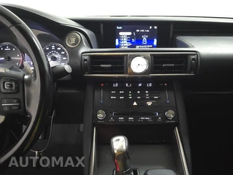 2017 Lexus IS 200t – miniatura 11
