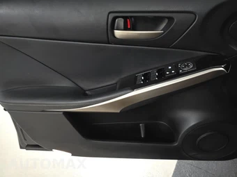 2017 Lexus IS 200t – miniatura 9