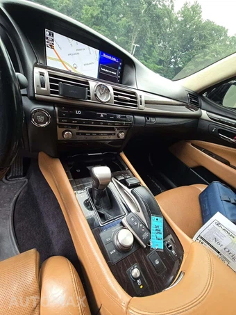 2017 Lexus LS 460L - miniatura 10