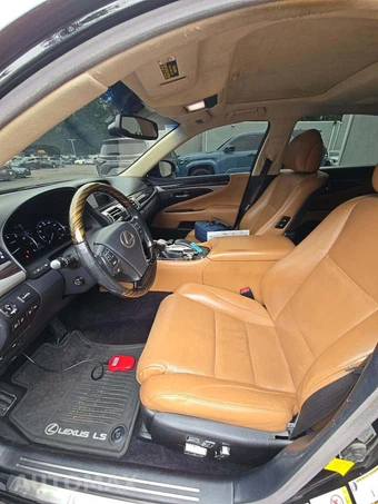 2017 Lexus LS 460L - miniatura 6
