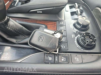 2017 Lexus LX 570 - miniatura 8