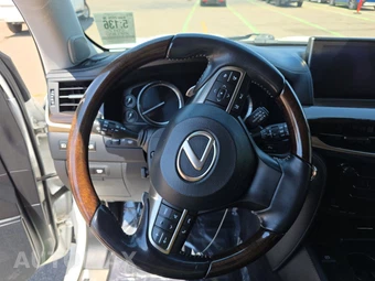2017 Lexus LX 570 – miniatura 10