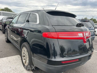 2017 Lincoln MKT w/Livery Pkg – miniatura 2