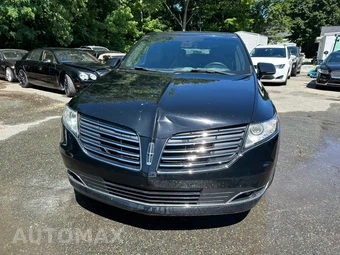 2017 Lincoln MKT w/Livery Pkg – miniatura 2