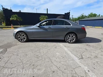 2017 Mercedes-Benz C 300 4MATIC Sedan - miniatura 3