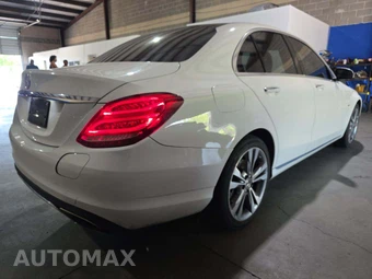 2017 Mercedes-Benz C 350e Sedan – miniatura 3