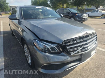 2017 Mercedes-Benz E 300 Luxury 4MATIC Sedan - miniatura 3