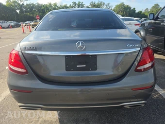 2017 Mercedes-Benz E 300 Luxury 4MATIC Sedan - miniatura 5