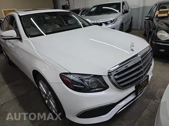 2017 Mercedes-Benz E 300 Luxury 4MATIC Sedan – miniatura 2