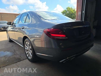 2017 Mercedes-Benz E 300 Luxury Sedan - miniatura 2