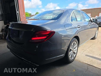 2017 Mercedes-Benz E 300 Luxury Sedan - miniatura 3