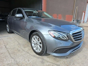 2017 Mercedes-Benz E 300 Luxury Sedan - miniatura 4