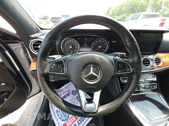 2017 Mercedes-Benz E 300 Sport 4MATIC Sedan - miniatura 10