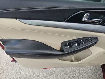 2017 Nissan Maxima SV - miniatura 9