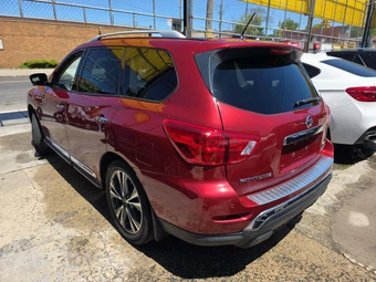 2017 Nissan Pathfinder Platinum - miniatura 2