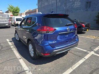 2017 Nissan Rogue SV – miniatura 2