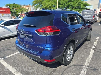 2017 Nissan Rogue SV – miniatura 3