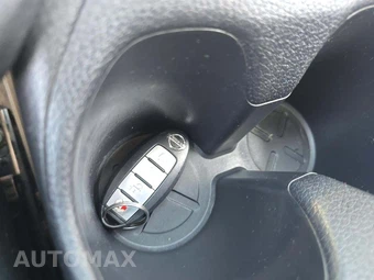 2017 Nissan Rogue SV – miniatura 8