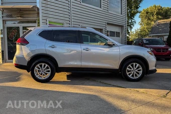 2017 Nissan Rogue SV – miniatura 2