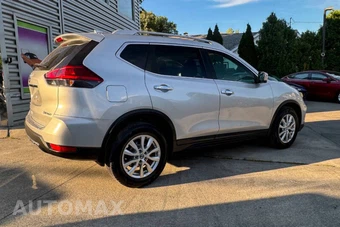 2017 Nissan Rogue SV – miniatura 3