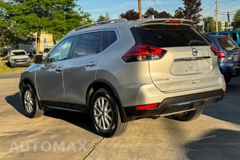 2017 Nissan Rogue SV – miniatura 5
