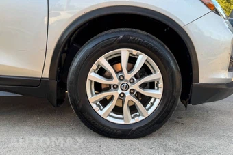 2017 Nissan Rogue SV – miniatura 9