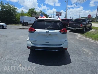 2017 Nissan Rogue SV – miniatura 4